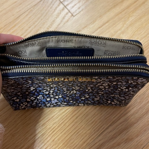 Michael Kors wallet mini bag wristlet with flower design, navy blue - Picture 5 of 6